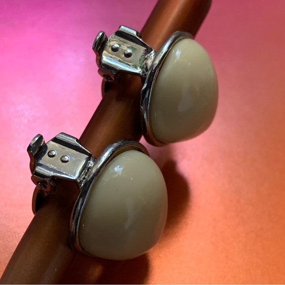 Vintage Creme Beige & Silver Tone Tear Drop Clip On Earrings - Picture 2 of 5